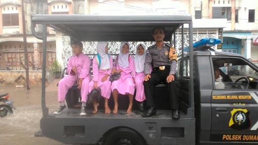 Dumai Kebanjiran, Polres Kerahkan Mobil Patroli Angkut Pelajar